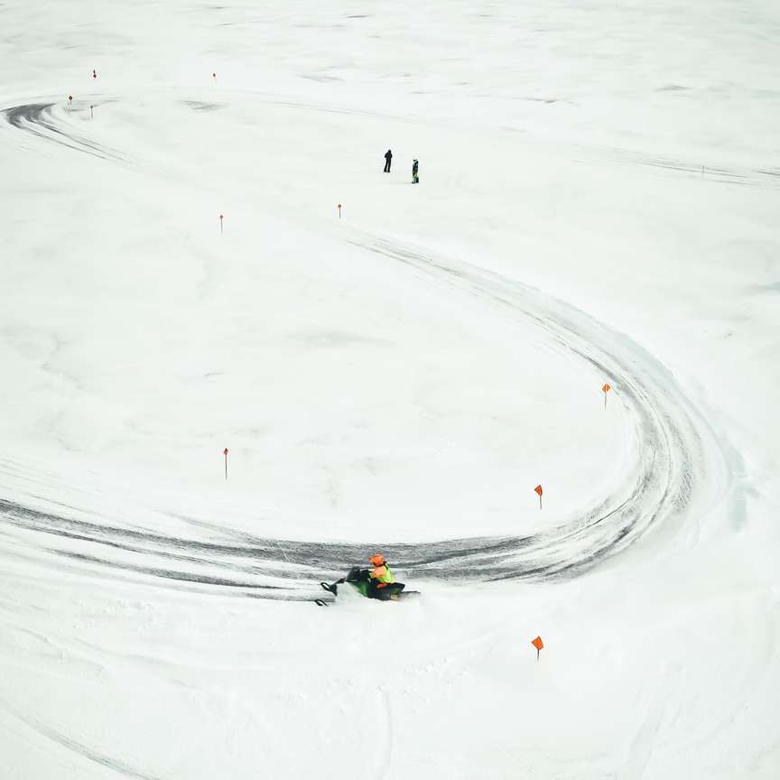 άτομο ιππασίας σε σανίδα χιονιού σε χιονισμένο έδαφος συρόμενο παζλ online