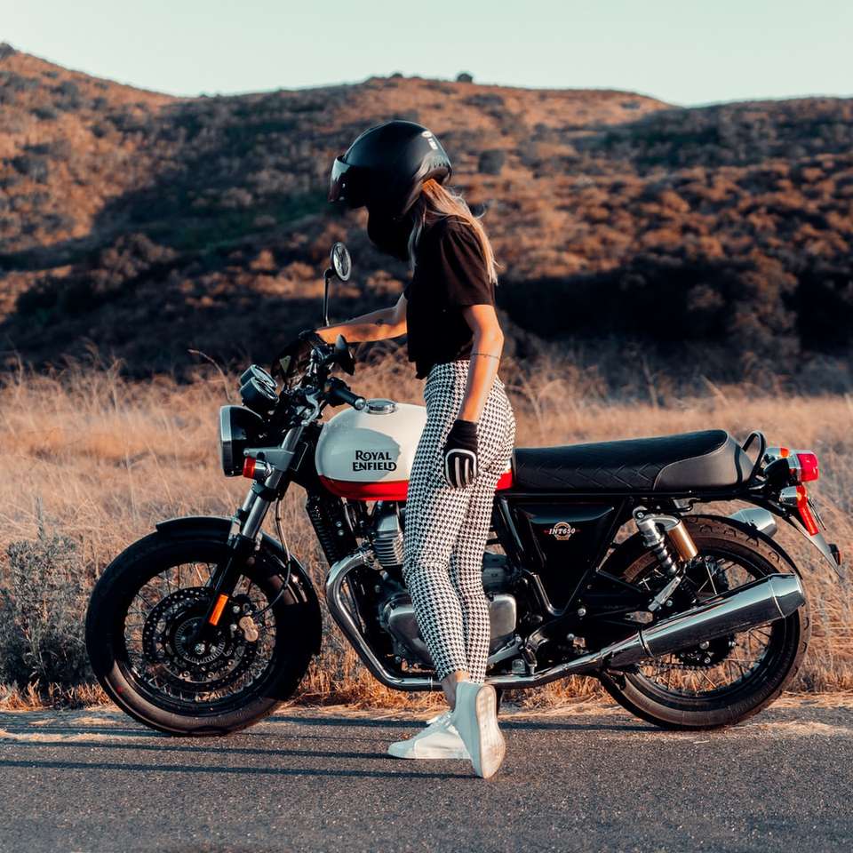 женщина в черно-белом платье катается на черном мотоцикле раздвижная головоломка онлайн