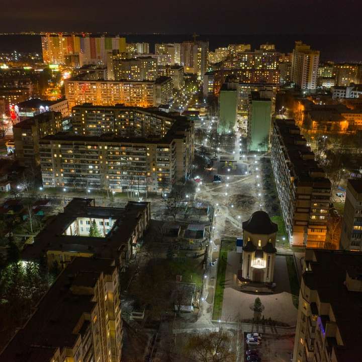 Flygfoto över staden under natten glidande pussel online