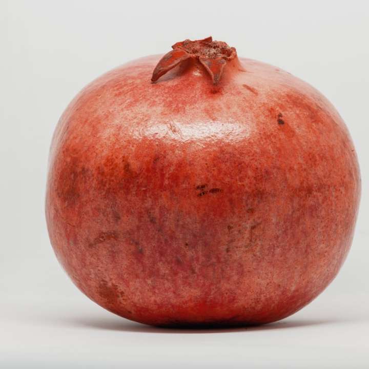 czerwone jabłko na białej powierzchni puzzle przesuwne online