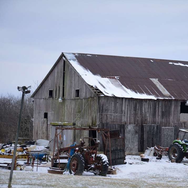 hnědá dřevěná stodola pod bílou oblohou během dne online puzzle