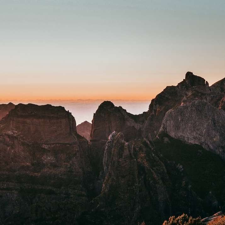 brunt stenigt berg under solnedgången glidande pussel online