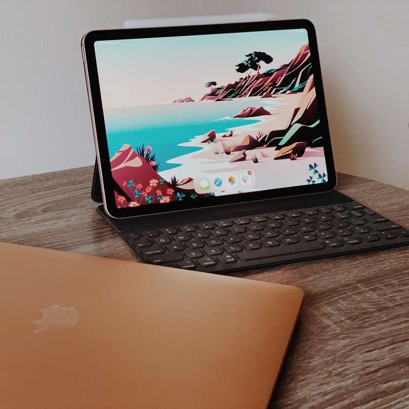 MacBook Pro auf braunem Holztisch Online-Puzzle