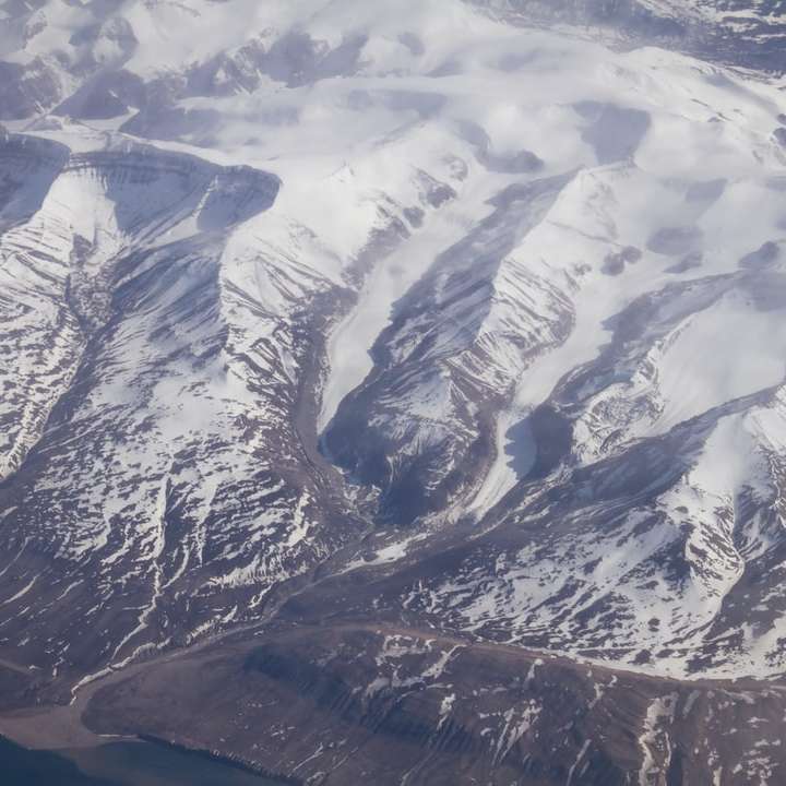 χιονισμένο βουνό κατά τη διάρκεια της ημέρας συρόμενο παζλ online