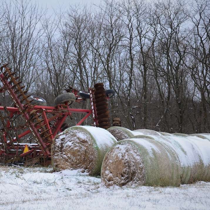 czerwona metalowa maszyna na ziemi pokrytej śniegiem w ciągu dnia puzzle przesuwne online