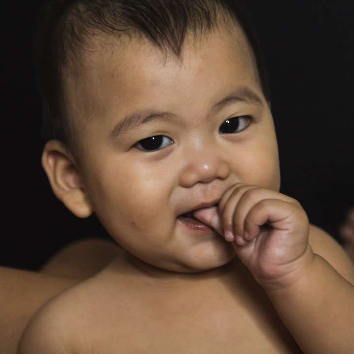 topless baby with black background online puzzle