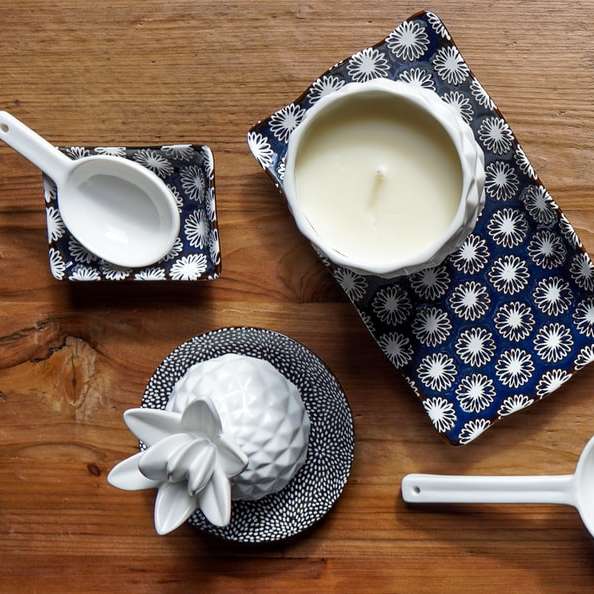 bílý keramický hrnek na modrý a bílý květinový keramický talíř online puzzle