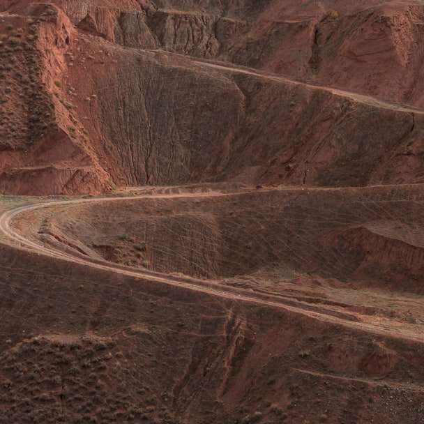 въздушен изглед на кафяви планини плъзгащ се пъзел онлайн