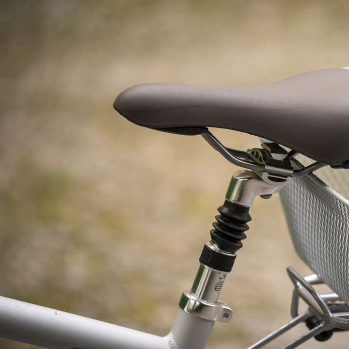 zwart en grijze fiets met mand schuifpuzzel online