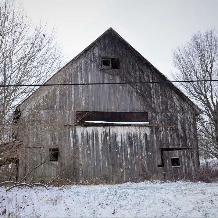 casa de madeira marrom em terreno coberto de neve puzzle deslizante online