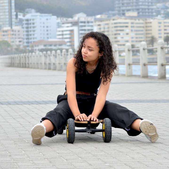 жена в черен потник, седнал на черна инвалидна количка плъзгащ се пъзел онлайн