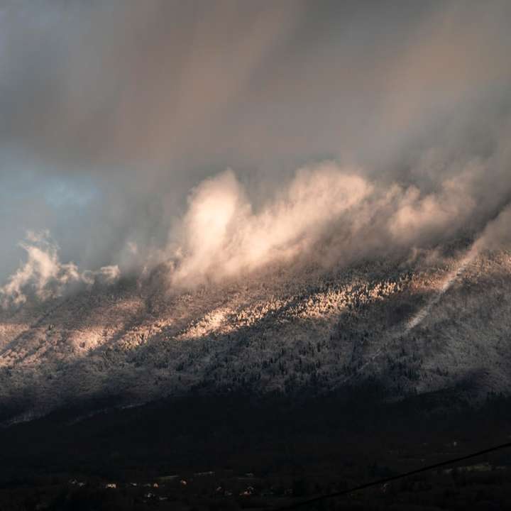 vita moln över svart berg glidande pussel online