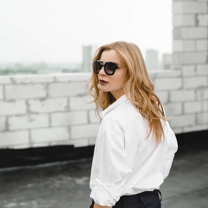 жена в бяла риза и черен панталон онлайн пъзел