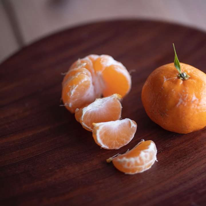 skivade apelsiner på brunt träbord Pussel online