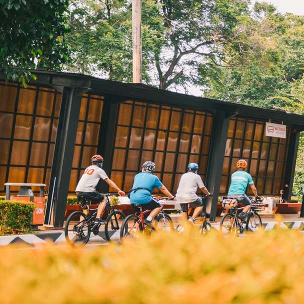 lidé jedoucí na kole na silnici během dne posuvné puzzle online