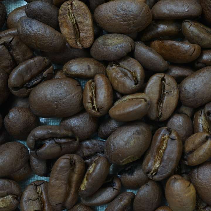 bruna kaffebönor på den vita keramiska plattan glidande pussel online