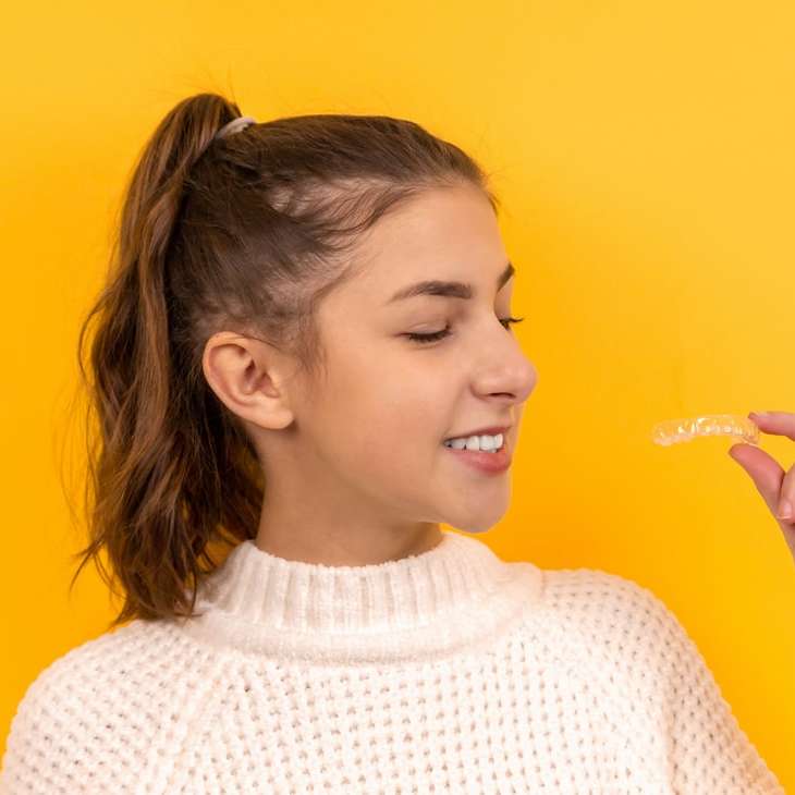 garota com suéter branco de gola redonda sorrindo puzzle online