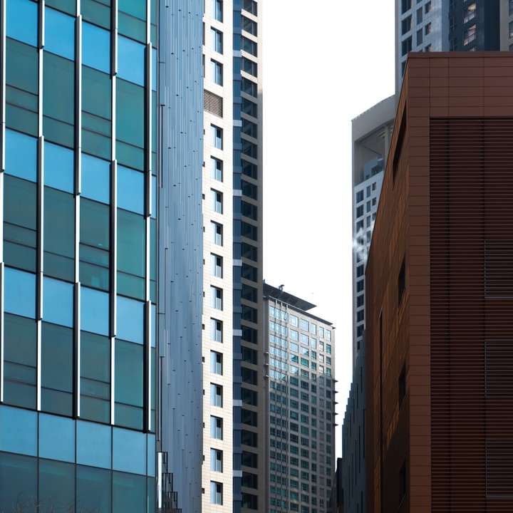edificios de gran altura marrón y azul puzzle deslizante online
