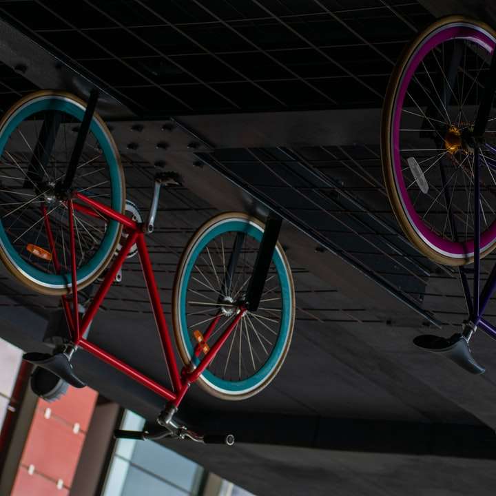 bicicleta albastră și roșie pe podeaua neagră alunecare puzzle online