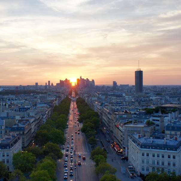 Luftaufnahme von Stadtgebäuden während des Sonnenuntergangs Online-Puzzle