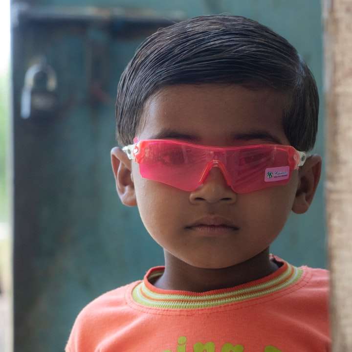 Мальчик в красной рубашке с круглым вырезом и солнцезащитных очках в красной оправе раздвижная головоломка онлайн