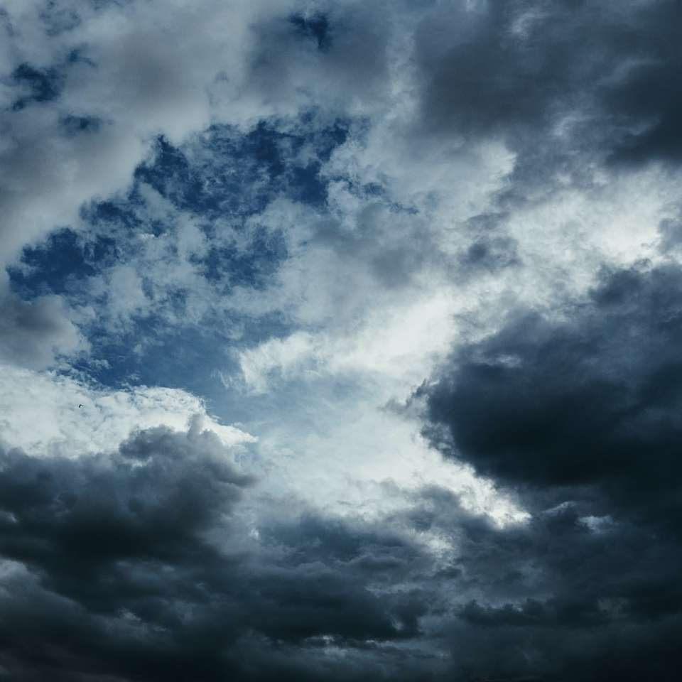witte wolken en blauwe lucht schuifpuzzel online