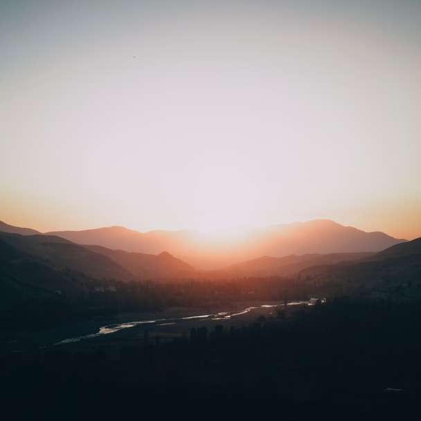 silhouette de montagnes au coucher du soleil puzzle en ligne