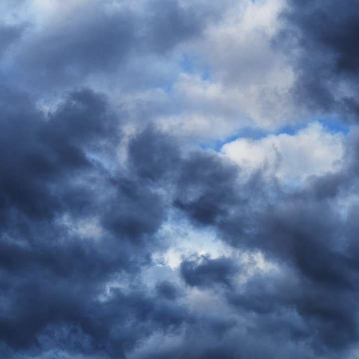 бели облаци и синьо небе онлайн пъзел