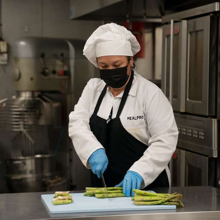 man in wit chef-kok uniform schuifpuzzel online