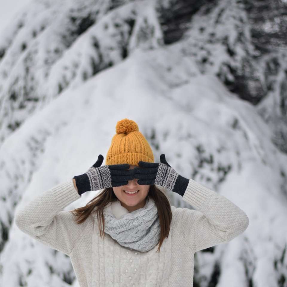 жінка в білому светрі в коричневій трикотажній шапкі онлайн пазл