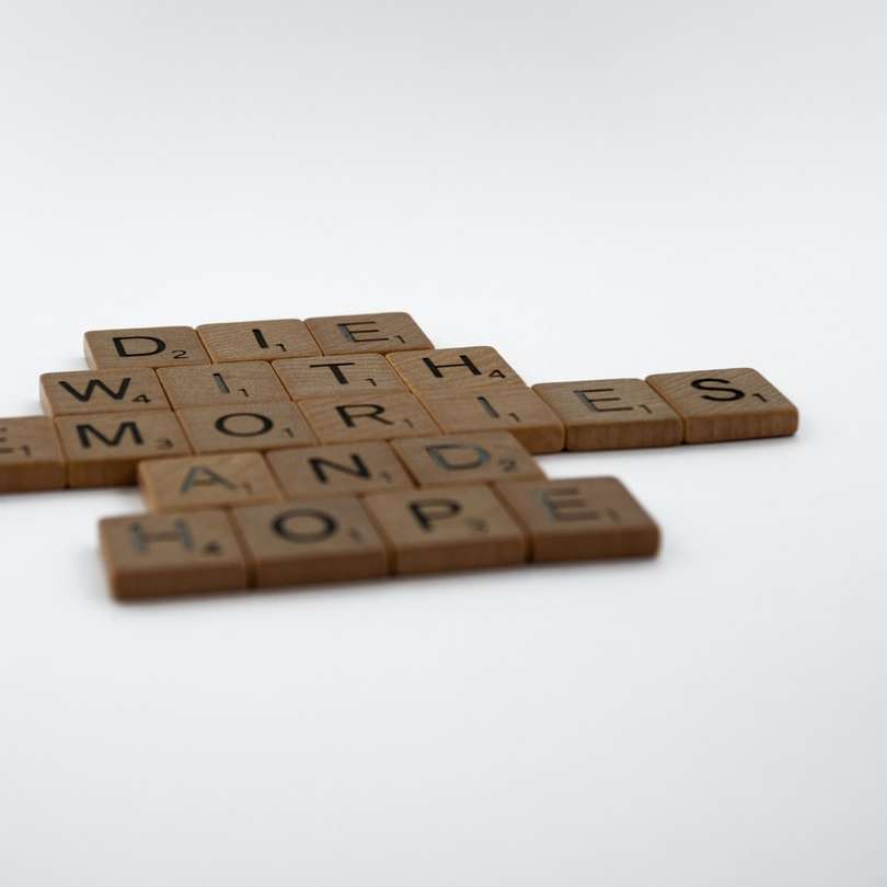 Bloques de madera marrón sobre superficie blanca puzzle deslizante online