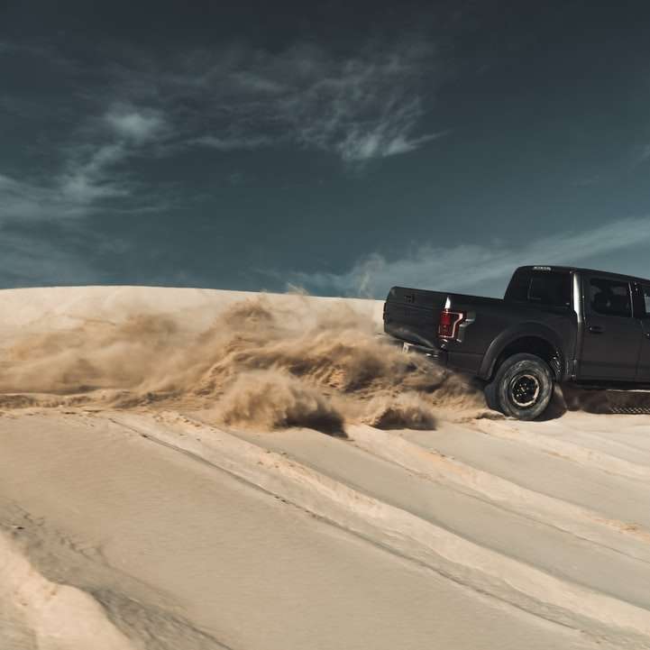 camioncino nero della cabina dell'equipaggio sul deserto sotto il cielo blu puzzle online