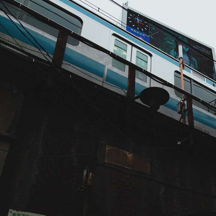 синьо-бял влак на релса през деня плъзгащ се пъзел онлайн