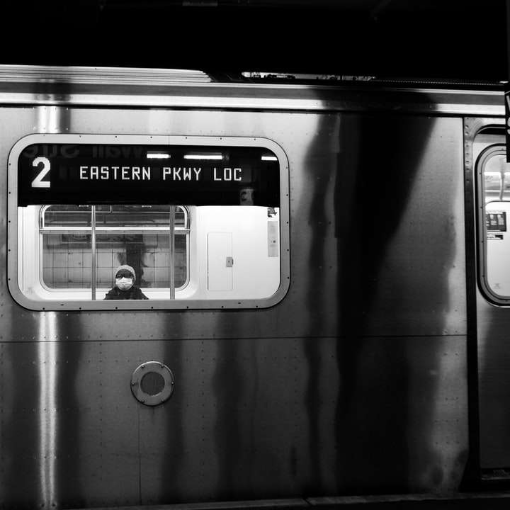 foto en escala de grises de un tren puzzle deslizante online