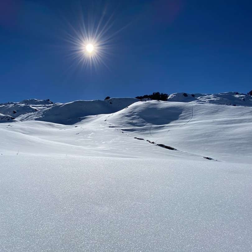 schneebedeckter Berg unter blauem Himmel während des Tages Schiebepuzzle online