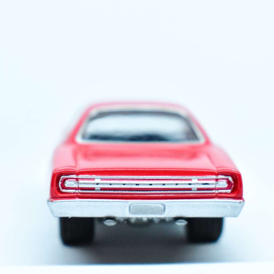 Chevrolet Camaro roșu pe fundal alb alunecare puzzle online