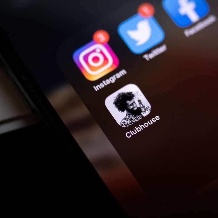 černý smartphone zobrazující ikony s ikonami posuvné puzzle online