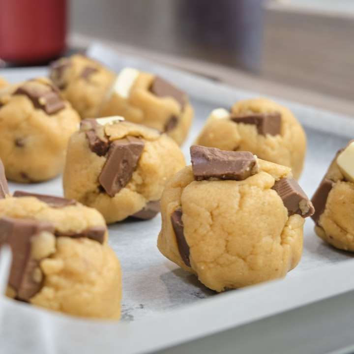 bruine koekjes op wit dienblad schuifpuzzel online