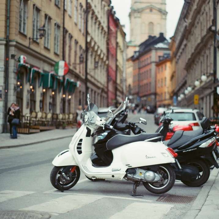 witte en zwarte motorscooter die op stoep wordt geparkeerd schuifpuzzel online