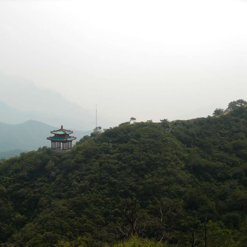 μαύρο και άσπρο πύργο στην κορυφή του βουνού συρόμενο παζλ online