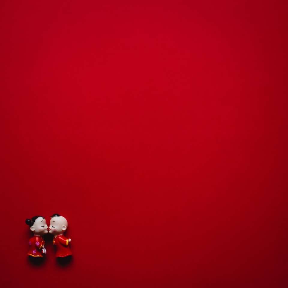menina e menino usando estatuetas de vestido vermelho puzzle deslizante online