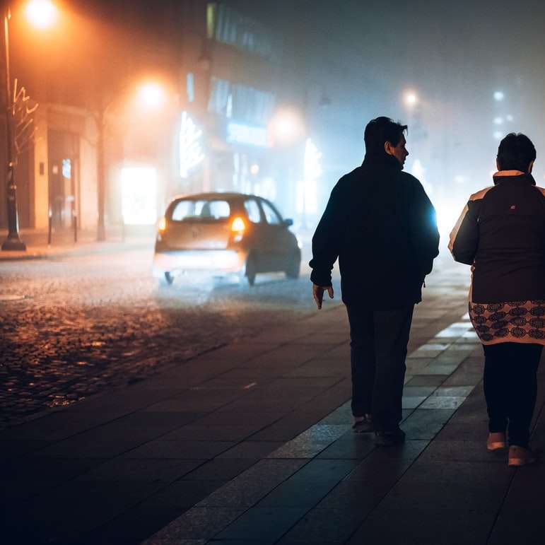люди ходят по тротуару в ночное время онлайн-пазл