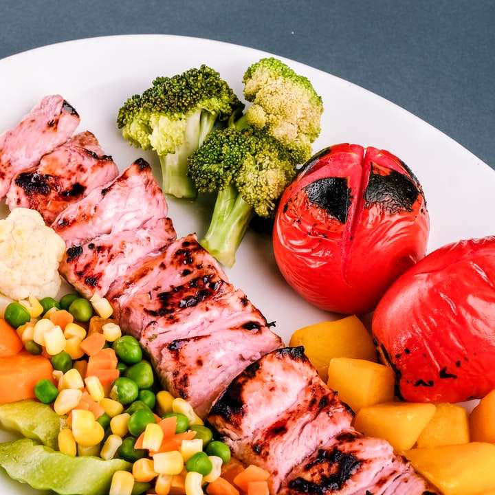 viande grillée aux légumes verts et piment rouge puzzle en ligne