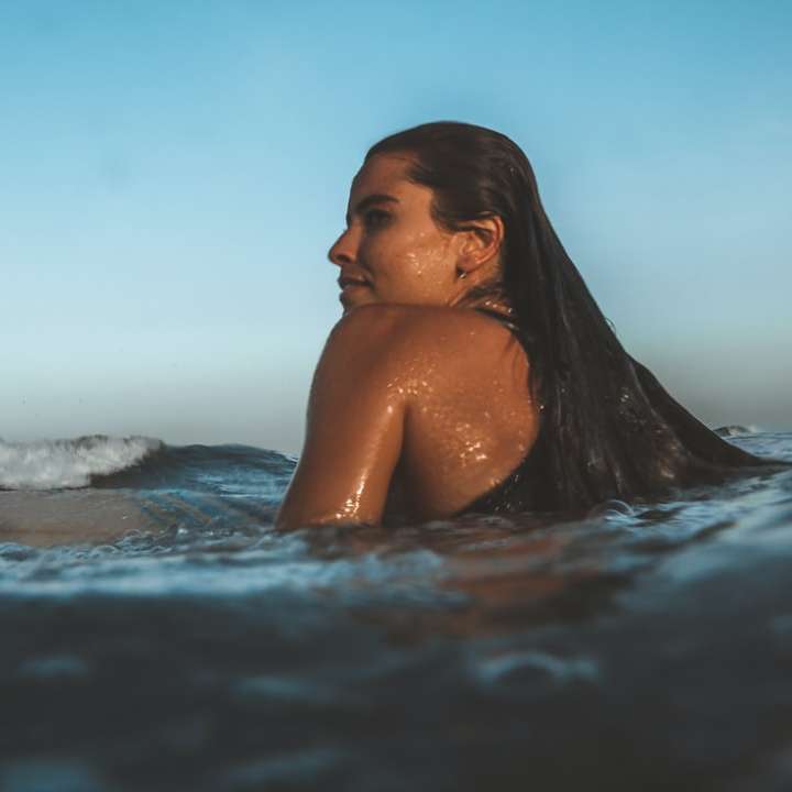 topless kobieta w wodzie w ciągu dnia puzzle przesuwne online