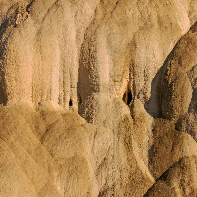 昼間の茶色の岩の形成 スライディングパズル・オンライン