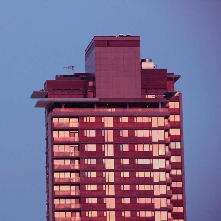 clădire din beton maro sub cer albastru în timpul zilei alunecare puzzle online