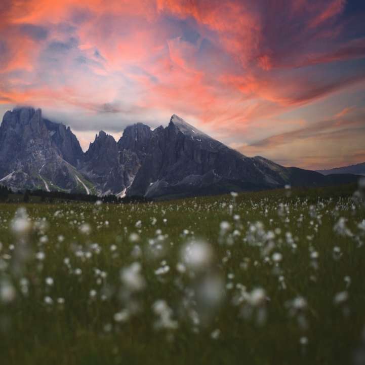 montaña cubierta de nieve durante la puesta de sol puzzle deslizante online