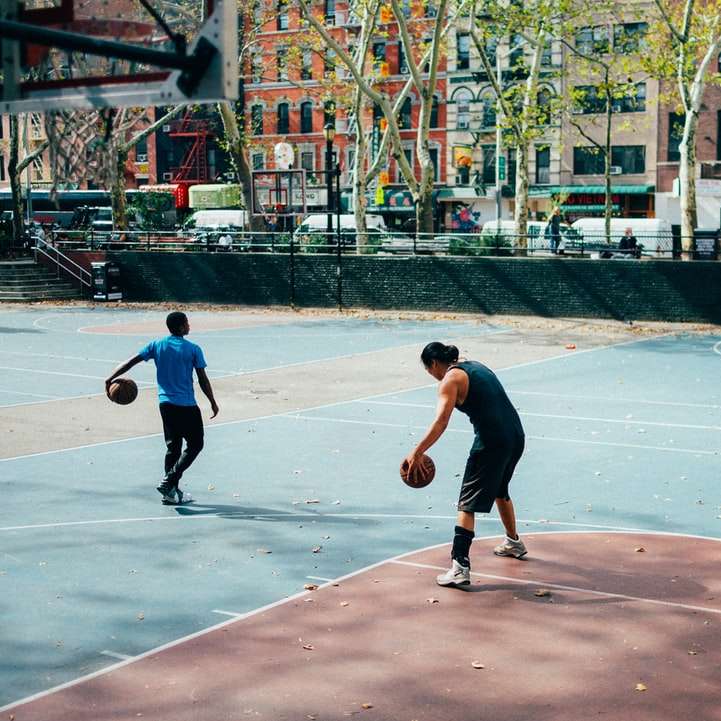 άντρας με μαύρο πουκάμισο και μαύρο παντελόνι που παίζει μπάσκετ online παζλ