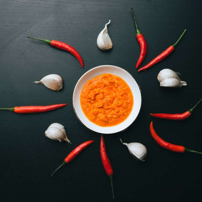 červené chilli na bílé keramické misce online puzzle