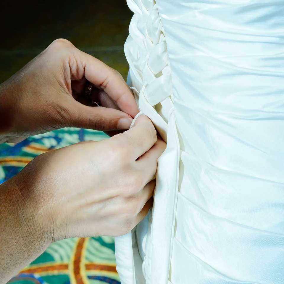 човек в бяла рокля, хванат за ръце плъзгащ се пъзел онлайн